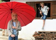 Frühling – Nicki (Arian Wegener, r.) würde auch gerne wie seine Zwillingsschwester Mathilda (Nele Richter, l.) mit dem Schirm "fliegen".