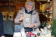 Hoagascht – Filzerin Babsi Winkler beim Stricken im Standl am Christkindlmarkt während ServusTV’s „Hoagascht Zegga, Filz und Krippenbau – An der Grenz“ am Christkindlmarkt in Bad Reichenhall, Bayern, Deutschland am 27. November 2023.