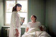 Praxis mit Meerblick – Dr. Maja Pirsich (Anne Werner) versucht den unvernünftigen Patienten Jonas (Helgi Schmid) zu überzeugen, noch in der Klinik zu bleiben.