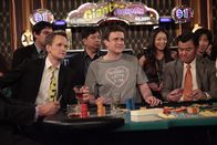 How I Met Your Mother – Marshall (Jason Segel, vorne M.) und Barney (Neil Patrick Harris, vorne l.) erleben einen unvergesslichen Aufenthalt in Atlantic City ...