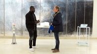 Krause kommt! – Pierre M. Krause und Gerald Asamoah besuchen die Arenakapelle auf Schalke.