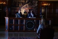 Castle – Eine Besprechung mit sehr hohen Vorgesetzten bringt Kate (Stana Katic, vorne) aus der Fassung ...