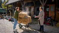 Sturm der Liebe – Vincent (Martin Walde, l.) lässt seinen Frust über Ana an Markus (Timo Ben Schöfer, r.) aus.