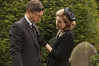 Father Brown – Seth Wake (Paul Warriner, l.) macht sich schwere Vorwürfe. Lady Felicia (Nancy Carroll, r.) spricht ihm Mut zu.