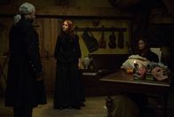 Salem – Richter Hale (Xander Berkeley, l.) bringt Anne (Tamzin Merchant, M.) und seine Frau (Lara Grice, r.) in ein Geheimversteck, um dort auszuharren, bis ein wenig Ruhe in Salem eingekehrt ist ...
