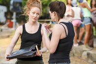 Death in Paradise – Das Lichtdouble Thea (Phoebe Thomas, l.) und die Schauspielerin Lexi (Michelle Ryan, r.) waren enge Freundinnen. Es war ihnen wichtig aufeinander aufzupassen, doch trotzdem kam Thea zu Tode. Durch Lexi erfahren die Ermittler, dass Thea schon einmal mit dem Gesetz in Konflikt geraten war.