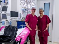 Terra X: Unser Leben – Mai Thi Nguyen-Kim (r.) an der Universitätsmedizin in Bonn mit Prof. Dr. med. Nicole Sänger (l.), Direktorin der Klinik für Gynäkologische Endokrinologie und Reproduktionsmedizin. Hier wohnt Mai dem Moment bei, in dem Spermien in eine Eizelle gegeben werden und die ersten Zellteilungen stattfinden.