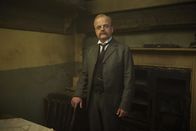 Zeugin der Anklage – John Mayhew (Toby Jones)