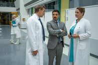 Der Bergdoktor – Dr. Christina Tippner (Henriette F. Schmidt, l.) und Dr. Angelika Rüdiger (Annika Ernst, 2.v.l.) freuen sich etwas zu sehr über ihr gemeinsames Wiedersehen. Dr. Alexander Kahnweiler (Mark Keller, M.) und Dr. Vera Fendrich (Rebecca Immanuel, r.) versuchen die beiden vor Prof. Dr. Timur Tippner (Ercan Karaçayli, 2.v.r.) durch spontanes Lügen in Schutz zu nehmen.