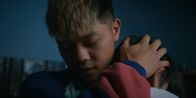 ECHT – Bei seinem großen Bruder Liam (Quang Anh Lê) findet Noah (Hauke Tài Hoàng, v.h.) Trost und Halt. Noah ist verzweifelt, weil er sich mit Celina und Kian gestritten hat.