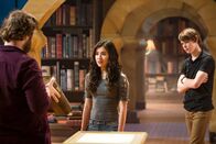 Club der magischen Dinge – Professor Maxwell (Christopher Sommers, von links) zeigt Kyra (Kimie Tsukakoshi) und Darra (Julian Cullen) ein altes Lehrbuch für Magie. In diesem vermutet er einen besonderen Gegenstand, der dort seit vielen Jahren verborgen ist.