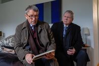 Der Staatsanwalt – Oberstaatsanwalt Bernd Reuther (Rainer Hunold, r.) hilft seinem alten Freund Hagen Freitag (Michael Roll, l.), der sich in einer Notlage befindet.