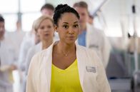 In aller Freundschaft – Dr. Lucia Böhm (Vanessa Rottenburg) übernimmt die Koordination der erwarteten Masseneinlieferung. Für eine Erklärung, wer diese neue Ärztin ist und was sie bevollmächtigt, diese Aufgabe zu übernehmen, ist momentan keine Zeit.; ARD/MDR IN ALLER FREUNDSCHAFT (1072), "Vollgas" Uhr im ERSTEN. Dr. Lucia Böhm (Vanessa Rottenburg) übernimmt die Koordination der erwarteten Masseneinlieferung. Für eine Erklärung, wer diese neue Ärztin ist und was sie bevollmächtigt, diese Aufgabe zu übernehmen, ist momentan keine Zeit.