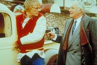 MacGyver – MacGyver (Richard Dean Anderson, l.) hat George Henderson (Vic Tayback, r.) durch ein fingiertes Verbrechen ködern können.