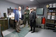 Rentnercops – Walter Sobchak (Sebastian Schwarz, M.) zeigt Günter (Peter Lerchbäumer, l.) und Edwin (Tilo Prückner, r.), wie autark man im Bunker leben kann.