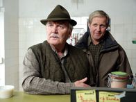 Der Winzerkönig – Gottfried (Wolfgang Hübsch, li.) ist entsetzt, dass das bestellte Wildschwein bereits verkauft ist (Harald Krassnitzer, re.).