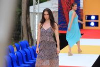 Death in Paradise – Die beiden Models Eloise Ronson (Heida Reed, l.) und Zoe Mackay (Hannah Britland, r.) präsentieren die neue Kollektion.