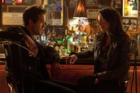 Green Lantern – Der chaotische, draufgängerische Hal Jordan (Ryan Reynolds, l.) arbeitet als waghalsiger Testpilot und hofft darauf, endlich bei seiner Jugendliebe Carol Ferris (Blake Lively, r.) landen zu können, doch diese zeigt nur wenig Interesse, bis eine grüne Kraft alles verändert ...