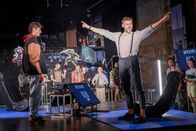 SOKO Linz – Der Chef der Firma, Tim Heitz (Jens Artzorn, r.), beteuert seine Unschuld. E-Sportler Christian Tapia (Josef Mohamed, l.) gerät in den Fokus des SOKO-Teams.