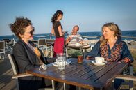 Praxis mit Meerblick – Eine Headhunterin (Karoline Bär) bietet Nora (Tanja Wedhorn, re.) eine Stelle in Berlin an.