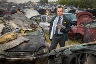 Mayday - Alarm im Cockpit – Brantford, Ontario, Kanada - NTSB Junior Investigator (gespielt von Jordan Till) inspiziert die Absturzstelle von Emery Worldwide Flight 17 (Cineflix 2017/Panagiotis Pantazidis)