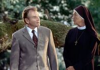 Um Himmels Willen – Schwester Lotte (Jutta Speidel, r.) macht Wöller (Fritz Wepper, l.) ein Geständnis.