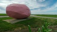Kunst - Ob du willst oder nicht – Denkmal für Stronsdorf von Franz West: "Warum ist etwas und nicht nichts" von Franz West.