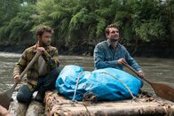 Jungle – Die Backpacker Yossi (Daniel Radcliffe, l.) und Kevin (Alex Russell, r.) wollen zu zweit auf einem selbstgebauten Floß den Dschungel durchqueren.