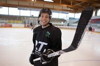 Checker Tobi – Checker Tobi in einer Eishockey-Ausrüstung.