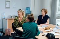 How to Tatort – Hoher Besuch in "How to Tatort": Anna Schudt (Martina Bönisch im WDR-Tatort aus Dortmund) besucht Jasna Fritzi Bauer (von hinten) und Luise Wolfram.