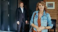 Die Bergretter – Katharina (Luise Bähr) ist nicht nur von der Wohnung begeistert, die ihr der Makler Lukas Schlosser (Felix Everding) zeigt.