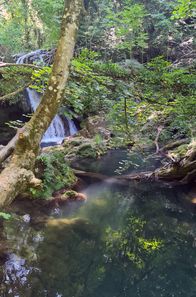 Auf alten Gleisen – Cascada Beusnita: einer von mehreren Wasserfällen im Nationalpark Cheile Nerei-Beusnita
