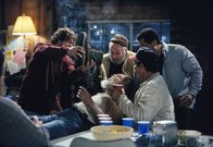 Malcolm mittendrin – Pete (Sandy Ward, M.) wird bei seiner Junggesellenparty von den Kollegen mit Bier abgefüllt.