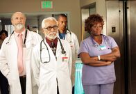 Scrubs - Die Anfänger – (v.li.) Geoff Stevenson (Dr. Beardface), Bob Bencomo (Colonel Doctor), Manley Henry (Snoop Dogg Attending), Aloma Wright (Krankenschwester Shirley).
