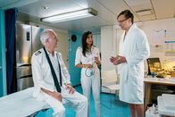 Das Traumschiff – Dr. Jessica Delgado (Collien Ulmen-Fernandes, M.) hat alle Hände voll zu tun, die beiden Hypochonder Oskar Schifferle (Harald Schmidt, l.) und Jens Kessler (Ingolf Lück, r.) zu beruhigen.