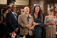 Brooklyn Nine-Nine – (v.l.n.r.) Ray Holt (André Braugher); Hitchcock (Dirk Blocker); Anna (Anna Bogomazova)