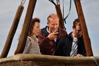 Die Bergretter – Allein durch Anweisungen übers Handy müssen Uta (Teresa Harder, l.), Herbert (Jochen Horst, m.) und Benedikt (Felix von Bredow, r.) versuchen, den Heißluftballon sicher zu landen.