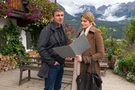 Der Bergdoktor – Dr. Martin Gruber (Hans Sigl) trifft zum ersten Mal auf Herbert Sattlers Tochter Eva (Rike Schmid). Sie vertritt Daniel Griesbach als Anwältin und möchte von Martin Informationen zu den Vorfällen auf der Wache.