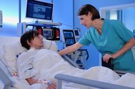 In aller Freundschaft – Dr. Maria Weber (Annett Renneberg, re.) muss ihrer Patientin Britta Schloh (Steffi Kühnert, li.) sagen, dass ihr Herz so geschädigt ist, dass sie definitiv in nächster Zeit ein neues brauchen wird. Doch Britta leitet eine Familien-Gärtnerei ... ohne sie geht alles den Bach runter. Sie kann sich keinen Ausfall erlauben.