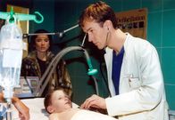 In aller Freundschaft – Der fünfjährige Tim (Tim Hahn) wird auf Verdacht einer Tablettenvergiftung von Dr. Achim Kreutzer (Holger Daemgen) behandelt. Seine Mutter (Ina Bleiweiß) gibt an, sie wisse nicht, was ihr Sohn zu sich genommen hat. Doch Achim glaubt ihr nicht.