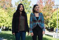 Charmed – Mel Vera (Melonie Diaz, l.); Maggie Vera (Sarah Jeffery, r.)