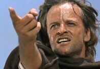 Töte Amigo – Der gottesfürchtige El Santo (Klaus Kinski) glaubt an die wahren Ziele der Revolution.