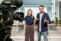 Sat.1-Frühstücksfernsehen – Alina Merkau (l.); Matthias Killing (r.)