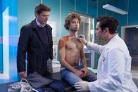 In aller Freundschaft – Kris Haas' (Jascha Rust, Mitte) Brandwunde will einfach nicht heilen. Im Gegenteil - Dr. Philipp Brentano (Thomas Koch, rechts) stellt fest, dass sich die Wunde entzündet hat. Simon Haas (Tom Mikulla), Kris' Vater, reicht es nun. Er will den OP-Bericht sehen.