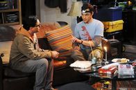 The Big Bang Theory – Sheldons (Jim Parsons, r.) selbstsüchtige Forderungen lassen Leonard (Johnny Galecki, l.) die Freundschaft zu ihm überdenken ...