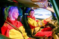 Der Alte – Johanna Bergmann (Lena Meckel, r.) und ihre Kollegin Elva Klein (Anna Gesa-Raija Lappe, l.) ahnen noch nicht, dass dieser Einsatz für eine von ihnen tödlich enden wird.