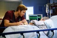 Chicago Med – Er hört seinem sterbenden Patienten zu: Nick Gehlfuss als Dr. Will Halstead