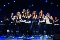 Pitch Perfect 2 – Der Collegeabschluss rückt immer näher, doch die A-Cappella-Weltmeisterschaft in Kopenhagen fordert fast die gesamte Aufmerksamkeit der Barden Bellas, denn (v.l.n.r.) Cynthia Rose (Ester Dean), Ashley (Shelley Regner), Jessica (Kelley Alice Jakle), Emily (Hailee Steinfeld), Beca (Anna Kendrick), Chloe (Brittany Snow), Stacie (Alexis Knapp), Fat Amy (Rebel Wilson) und Lilly (Hana Mae Lee) wollen unbedingt als erste amerikanische Gruppe bei der Weltmeisterschaft gewinnen ...