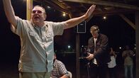The Sacrament – v.li.: Father (Gene Jones), Sam Turner (AJ Bowen), Jake Williams (Joe Swanberg)