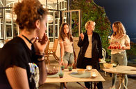 WaPo Bodensee – Johanna (Sofie Eifertinger, r.) hat ihre Freundinnen Sina (Daria von Loewenich, l.) und Caroline (Olivia Müller-Elmau, 2.v.l.) zu einer Übernachtungsparty eingeladen. Ihre Mutter Nele (Floriane Daniel, 2.v.r.) stört da nur.